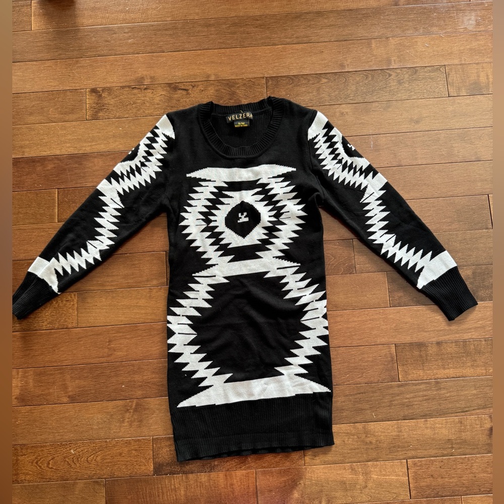 Velzera Southwestern Black & White Sweat Mini Dress 
3/4 sleeves. Size S/M